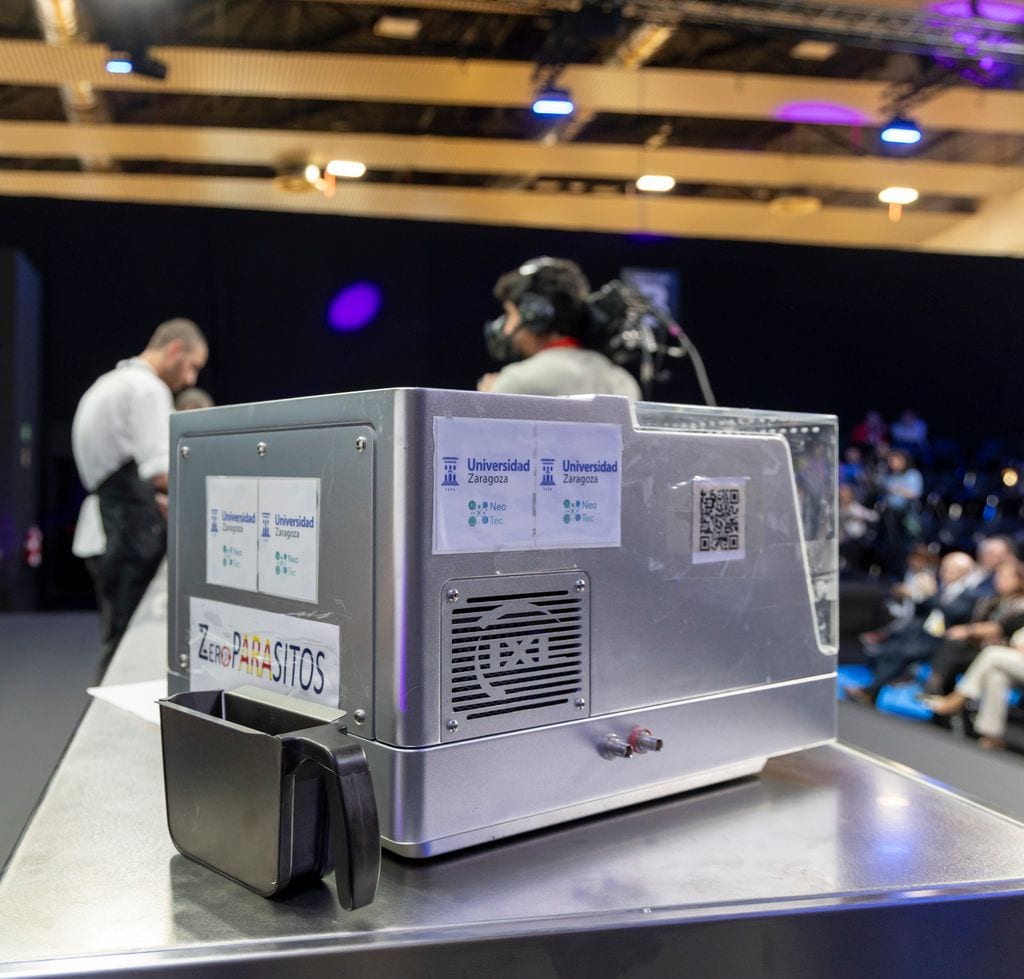 Máquina para acabar con el anisakis, entre otras funcionalidades.