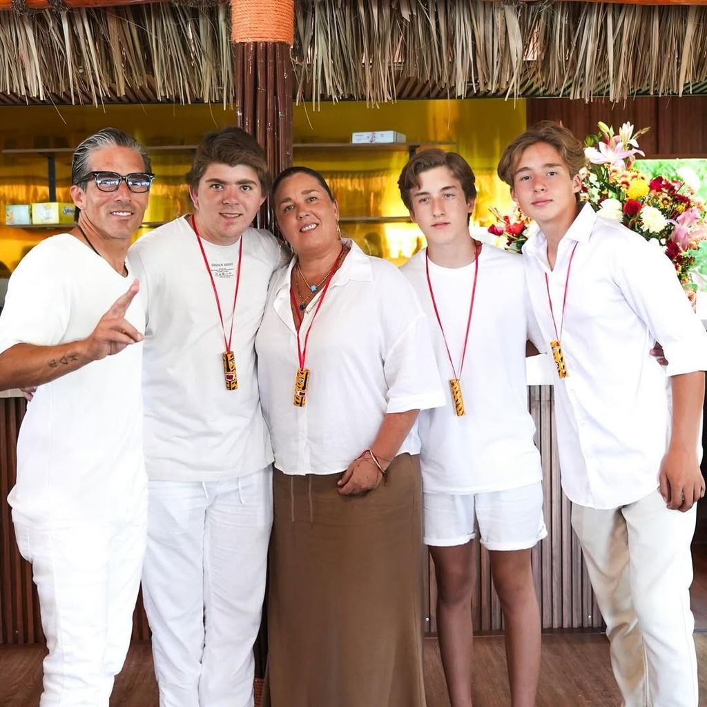 Fernando Reina con sus 3 hijos y Paola Carus, mamá de Alexis y Claudio.
