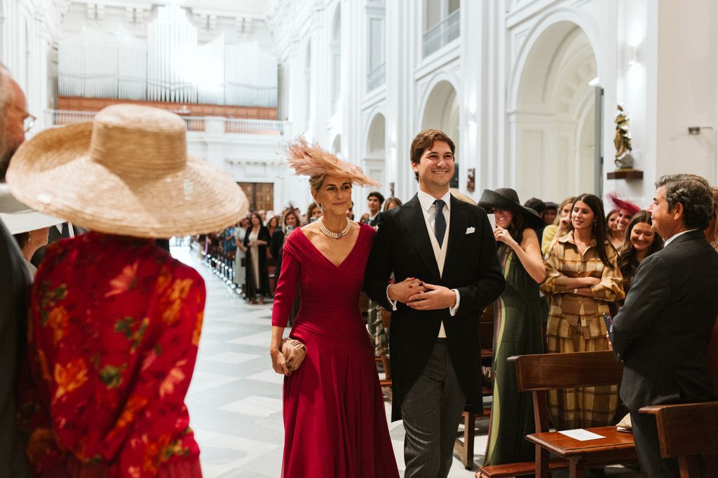 Madrina con vestido de Inés Martín Alcalde, tocado y perlas