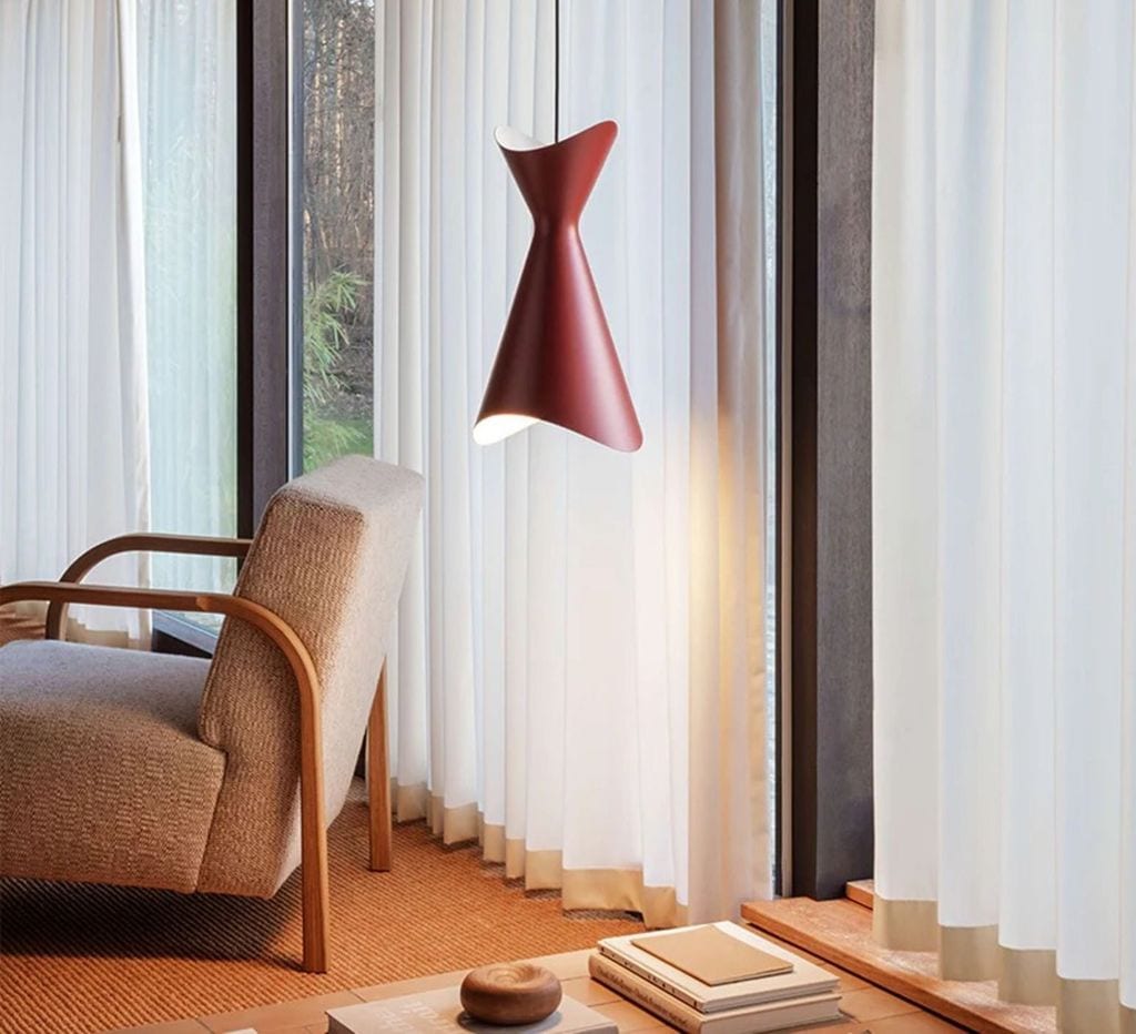 Rincón con lámpara de techo roja