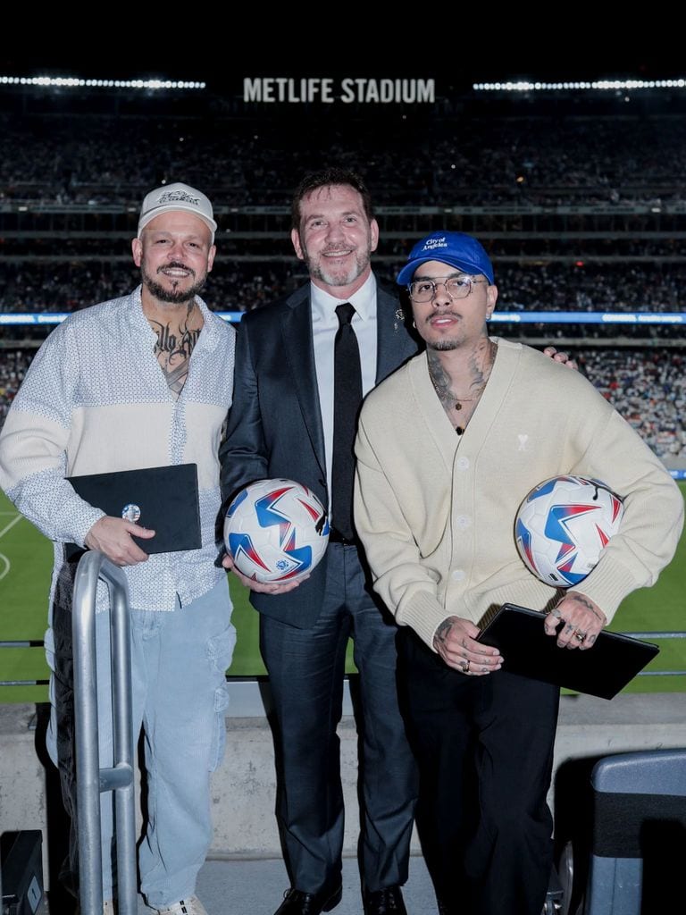 Residente y Rauw Alejandro con el presidente de la CONMEBOL