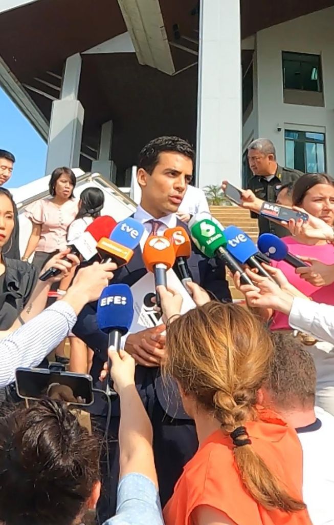 El abogado Juan Gonzalo Ospina, que representa en España a la familia de Edwin Arrieta, hace declaraciones a los medios a su llegada a los juzgados, a 9 de abril de 2024, en Koh Samui (Tailandia)