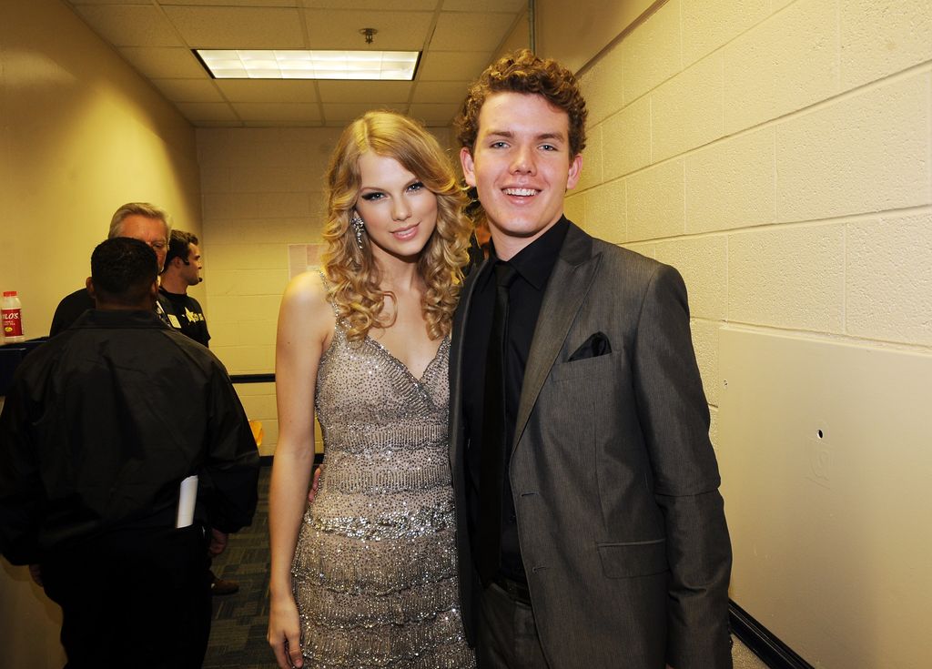 Austin es dos años menor que Taylor