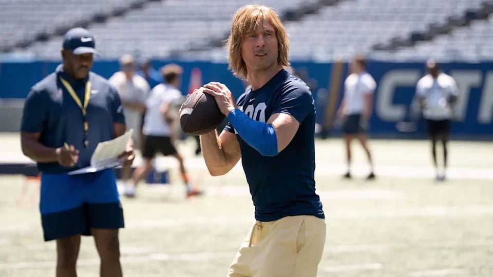 Bajo identidad de Chad Powers, Russ Holliday consigue volver al fútbol americano
