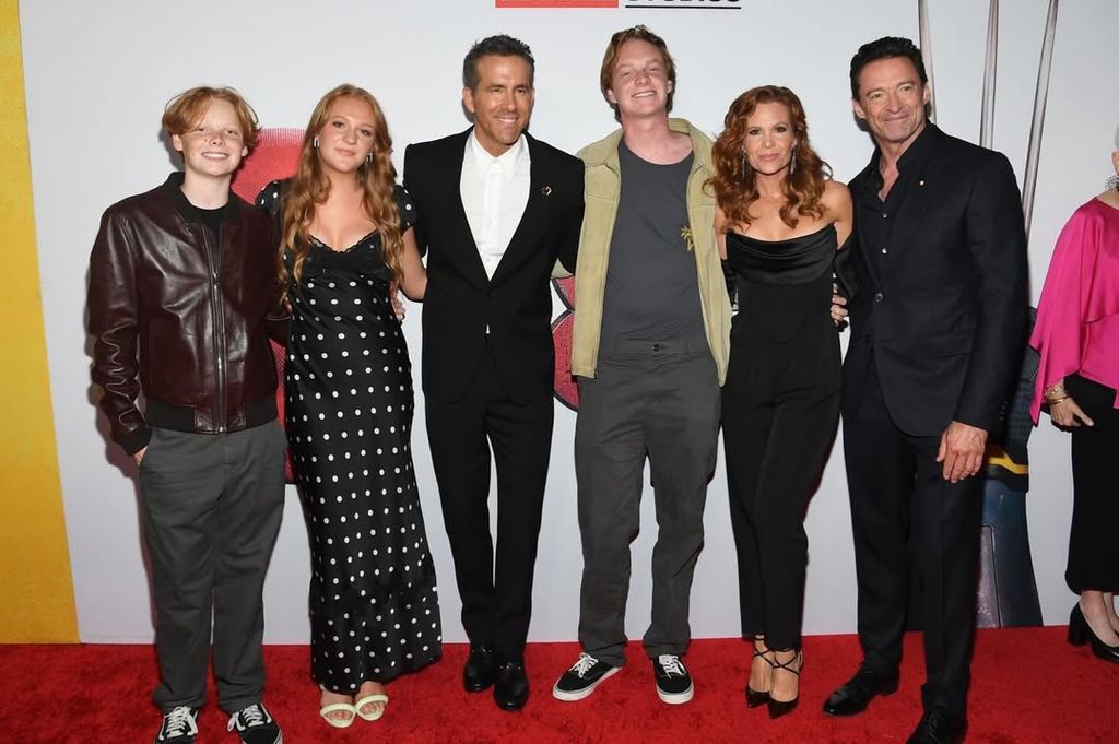 Kate Johnson junto a sus hermanos, su madre, Ryan Reynolds y Hugh Jackman