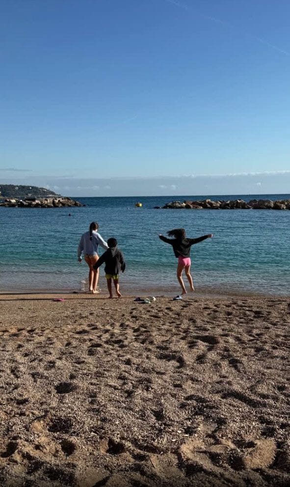 Los tres hijos de Melissa Jiménez comienzan el año en la playa