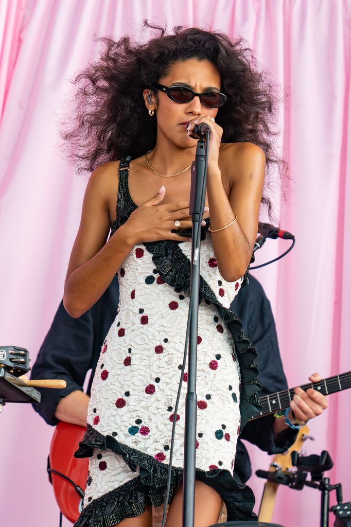 Olivia Dean con vestido lencero.