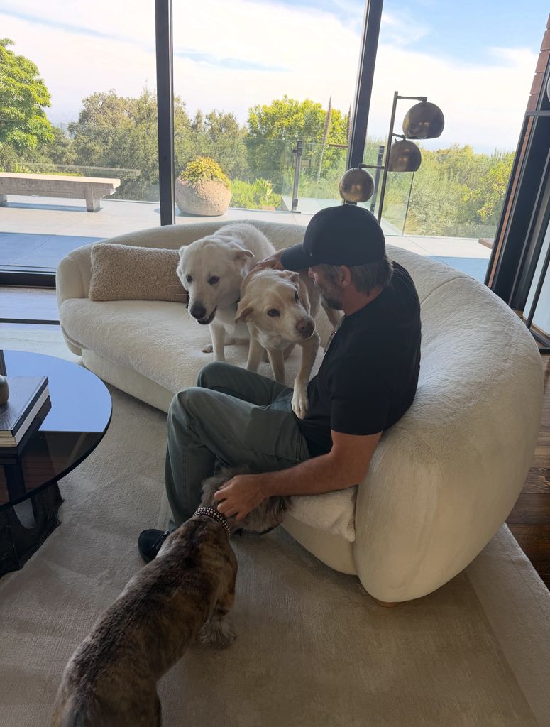 Jim Curtis disfrutando de un momento feliz con los perros de Jennifer