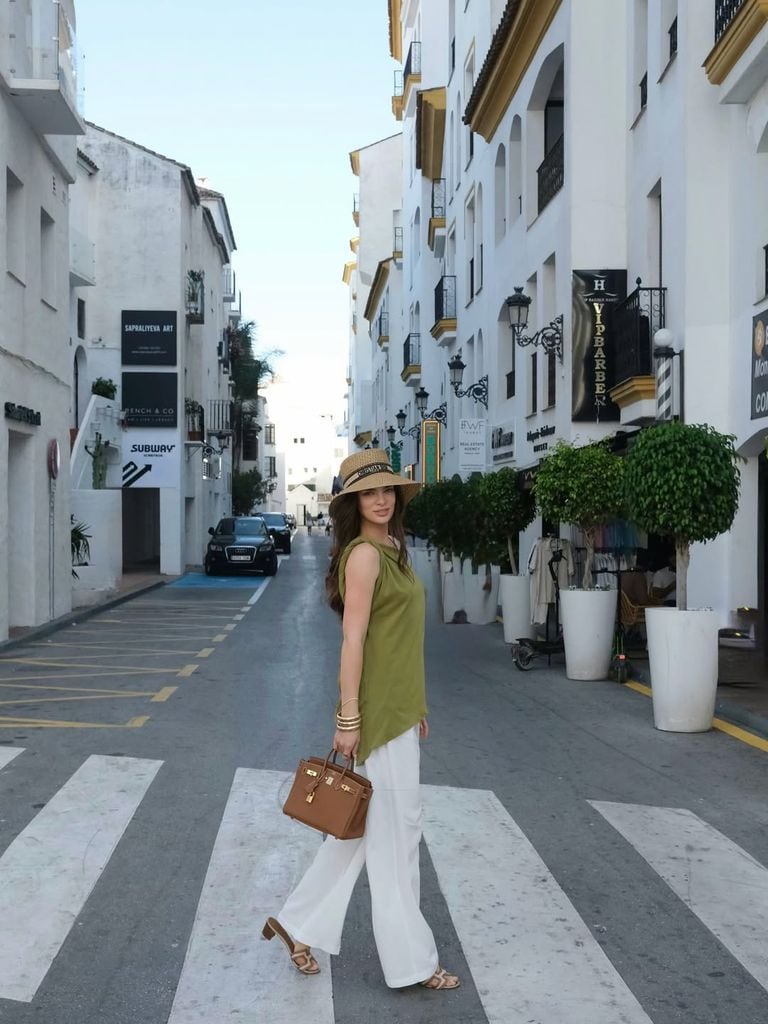 Nadia Ferreira en Marbella con un súper look para el verano.