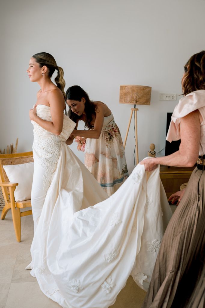 Fuencisla, la novia que se casó con un vestido de alta costura elegido por su abuela en los 80: "Me sorprendió mucho la calidad de las telas"