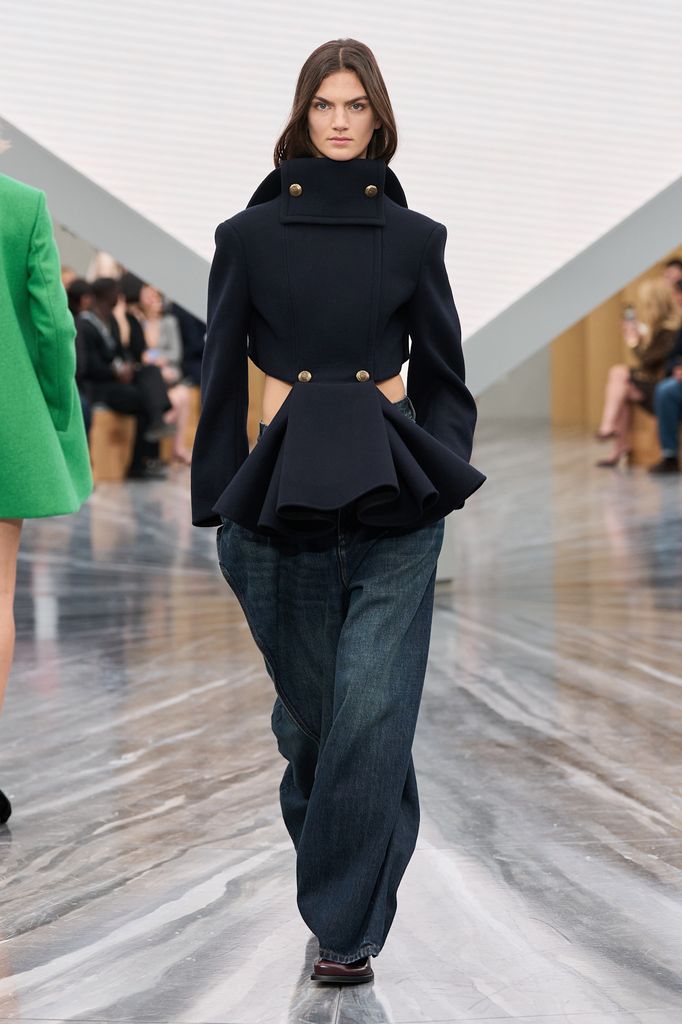 Barrel Jeans en la pasarela de Dior por Jonathan Anderson.