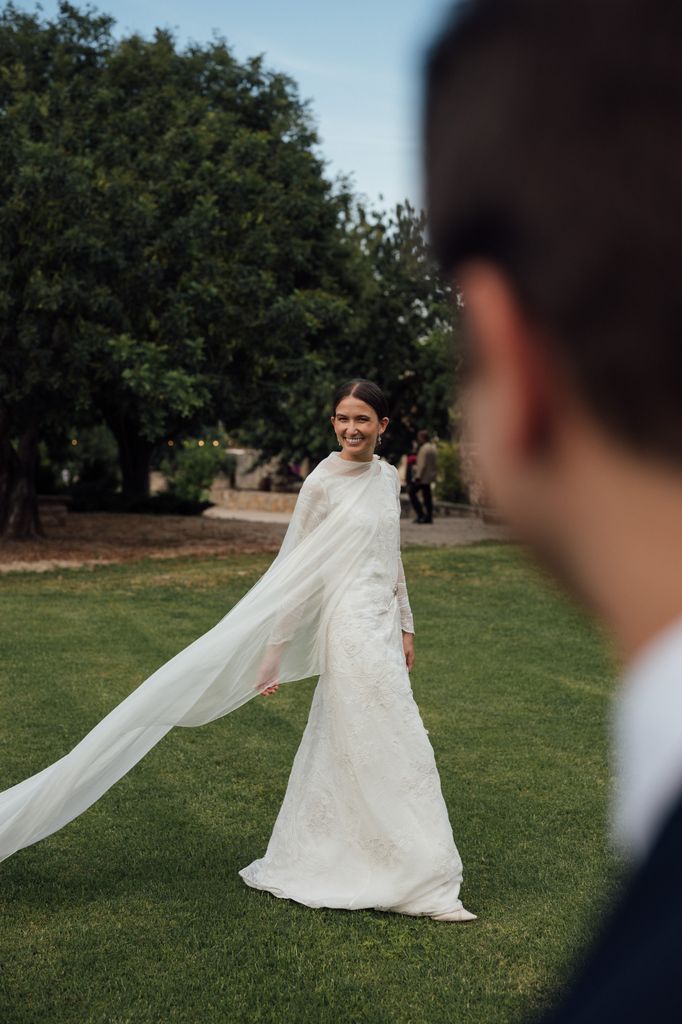 Vestido de novia con capa de Inés Martín Alcalde