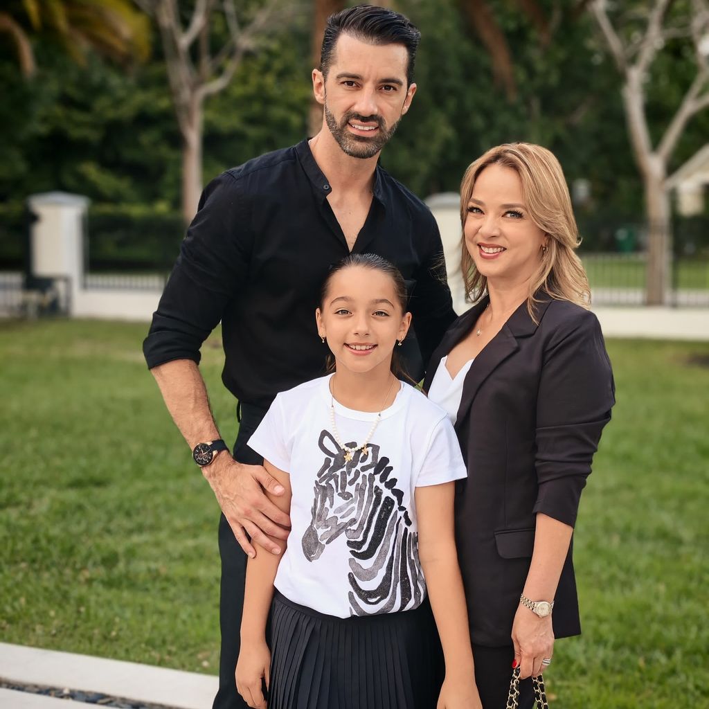 Toni Costa y Adamari López acompañaron a su hija Alaïa a su recital escolar.