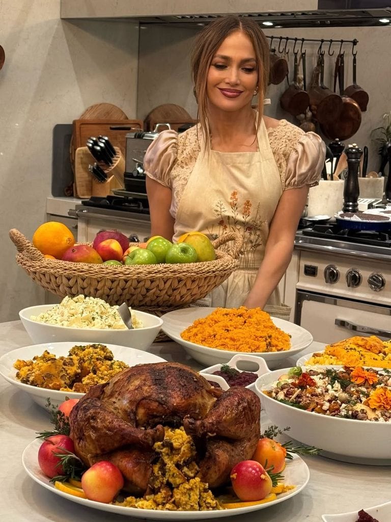JLo mostró feliz los platillos con los que consintió a su familia