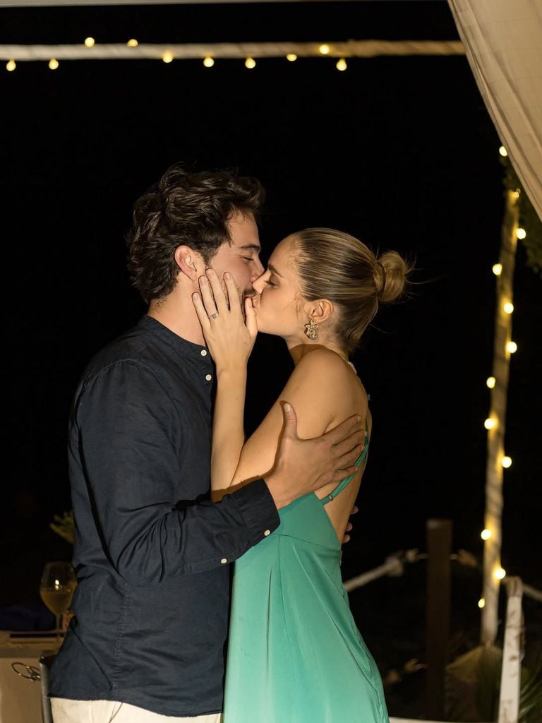 Con un romántico beso, la pareja selló su compromiso.