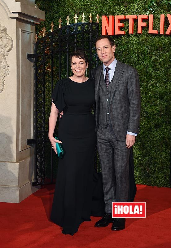 Olivia Colman y Tobias Menzien