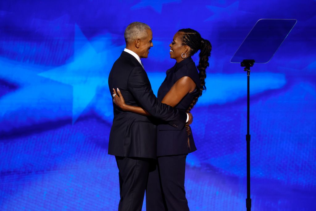 Michelle y Barack Obama, abrazados en un acto público