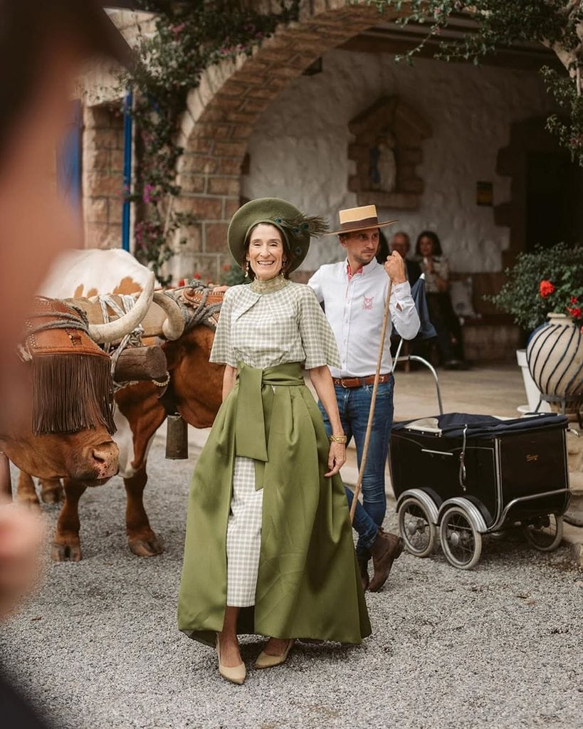 Margarita Ruyra de Andrade con un vestido de madrina de Isabel Zapardiez para Es Fascinante