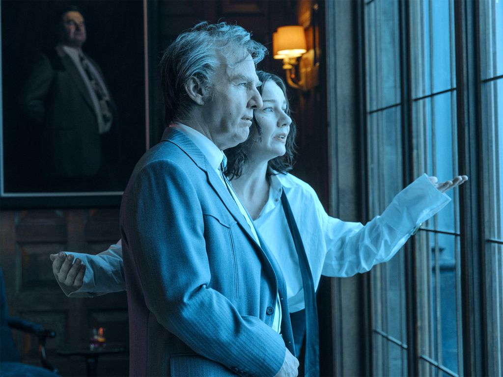La actriz Sandra Huller da vida a Emma, la hermanastra y socia del protagonista