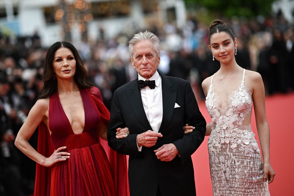 Michael Douglas y Catherine Zeta-Jones con su hija Carys en el Festival de Cannes el 16 de mayo de 2023