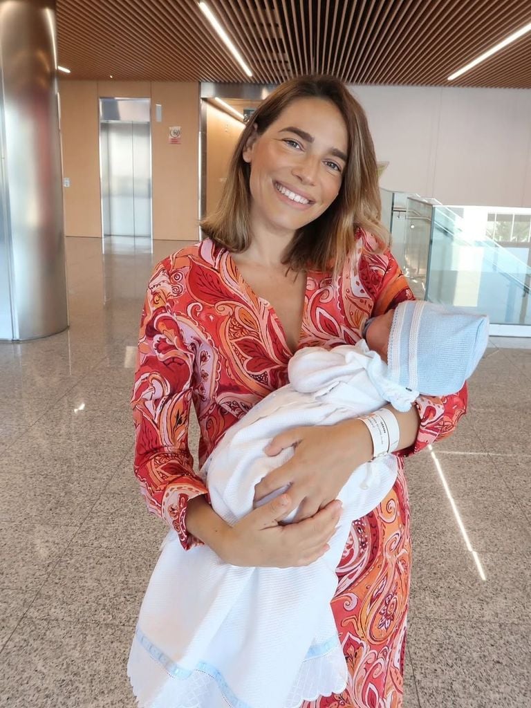 Flora González a la salida de la Clínica Universitaria de Navarra donde ha dado a luz a su primer hijo, Julio