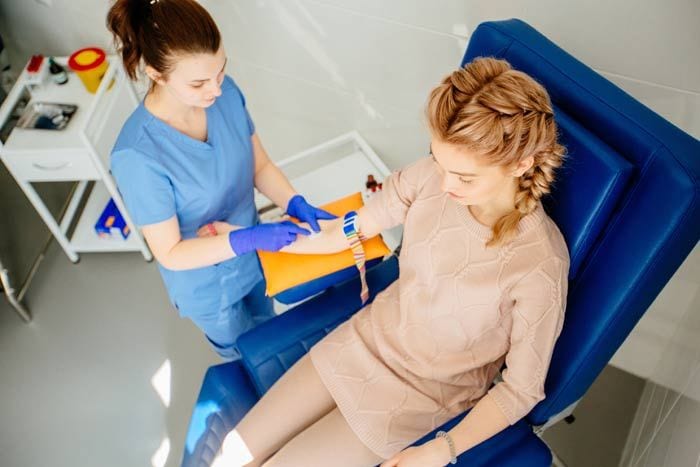 mujer haciéndose un análisis de sangre