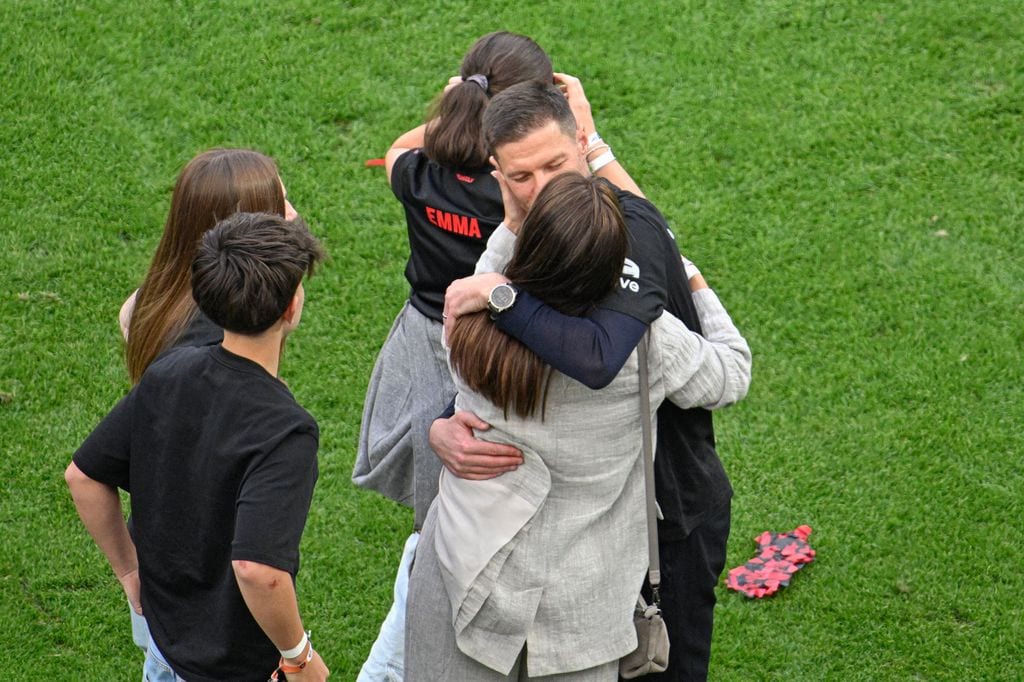 Xabi, con su mujer y sus hijos en el estadio del Bayer Leverkusen (18 de mayo de 2024)