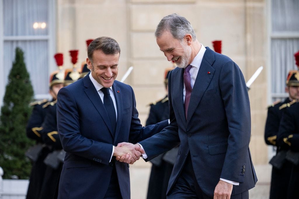 Saludo entre el rey Felipe y Emmanuel Macron