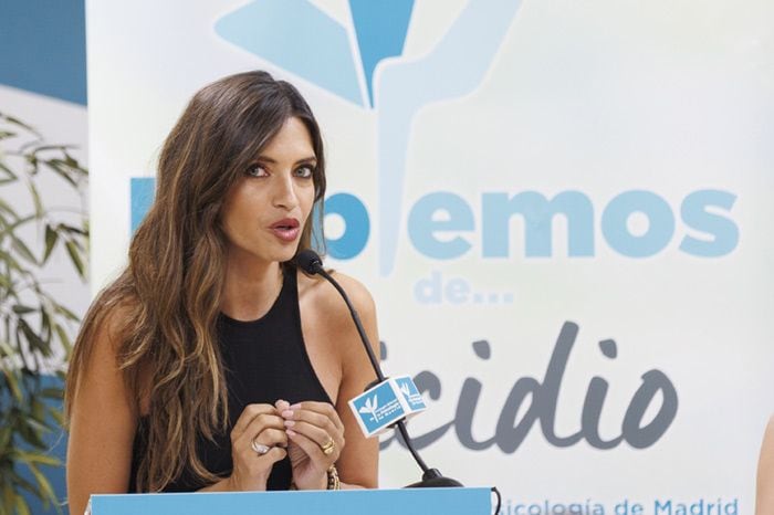 Sara Carbonero apoya a su amiga Rozalén en su última iniciativa social