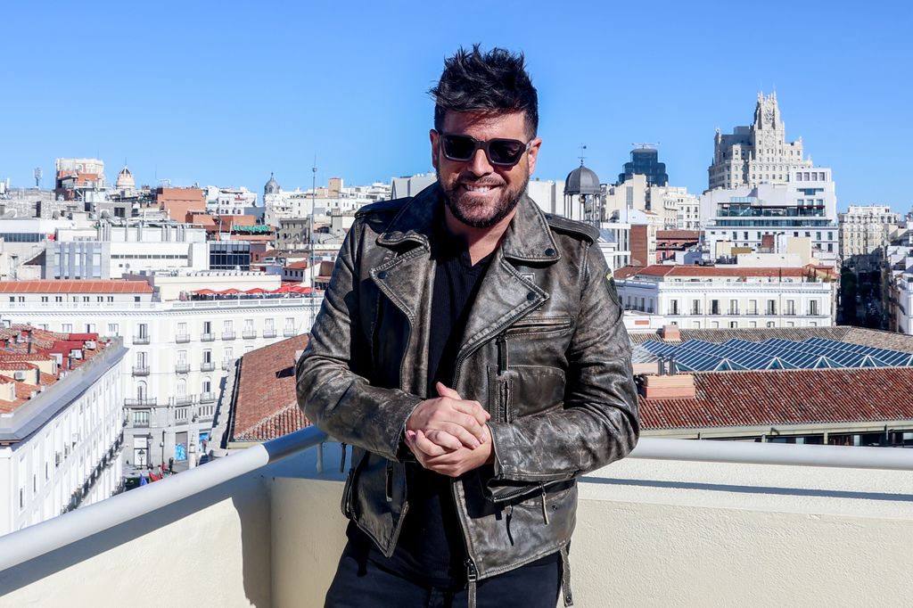 El cantante Pablo López posa en una azotea de Madrid