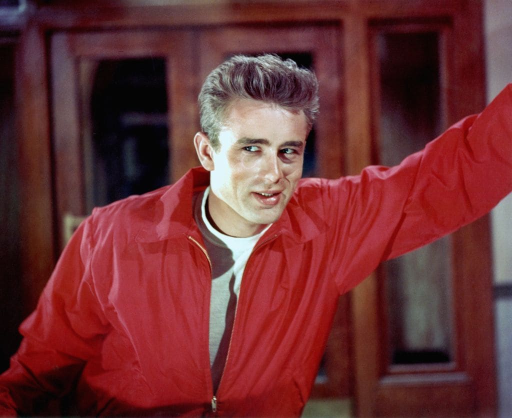 James Dean en un posado para Warner Bros y su película 'Rebelde sin causa'
