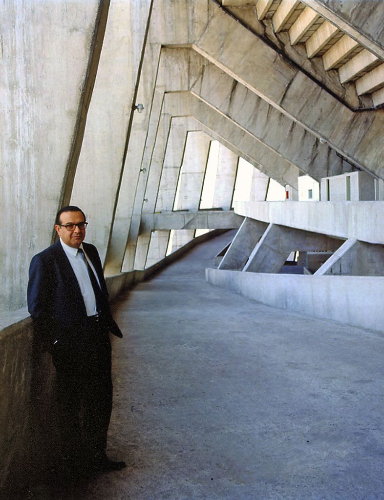 El arquitecto en el Estadio Azteca. 