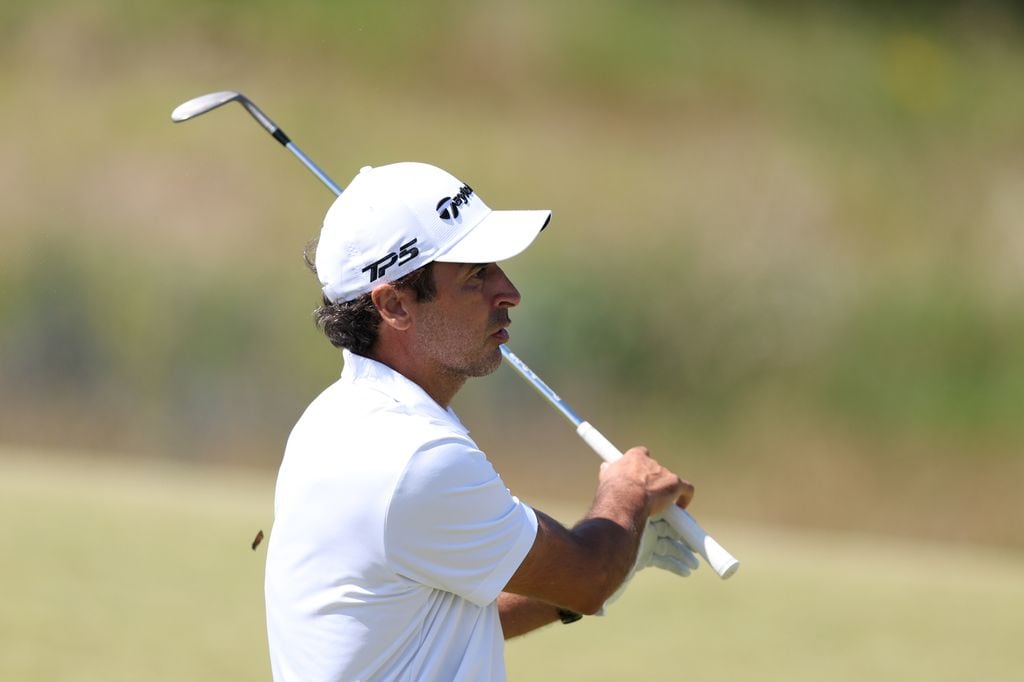 El exfutbolista, jugando al golf
