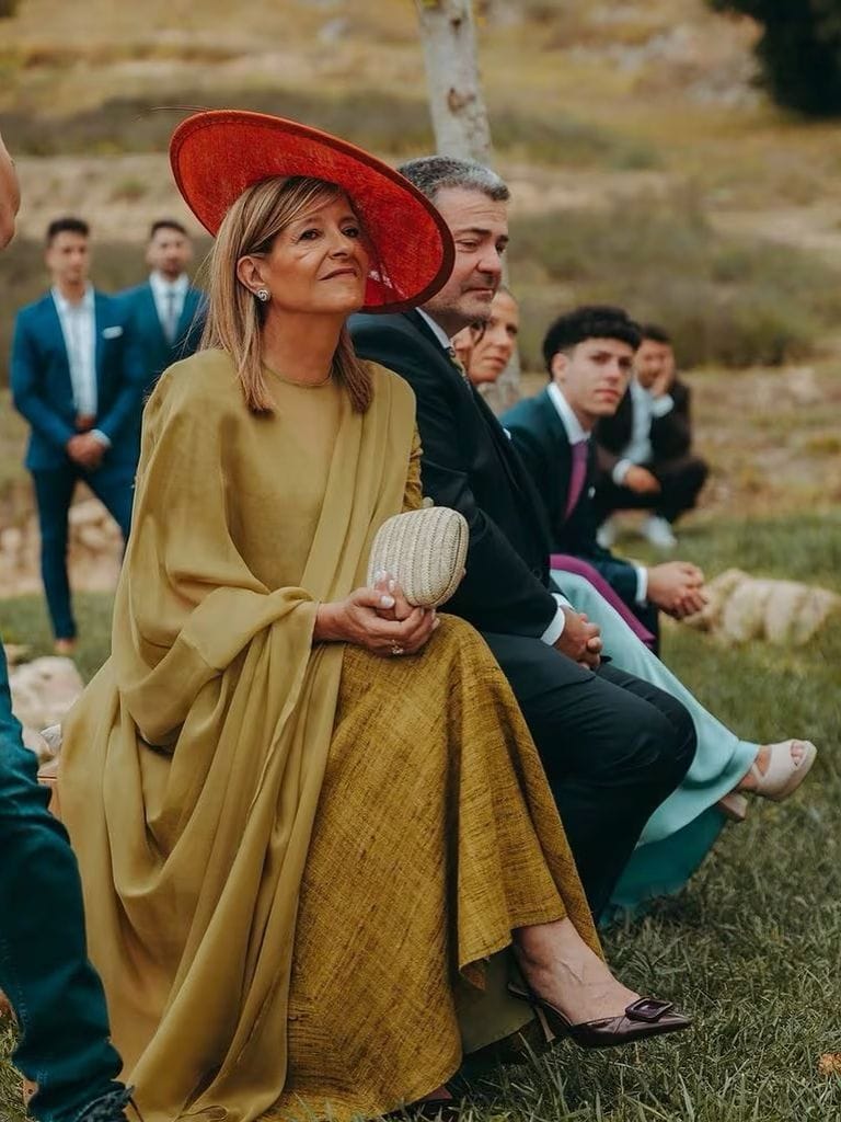 Madrinas de boda con capa y seda rústica