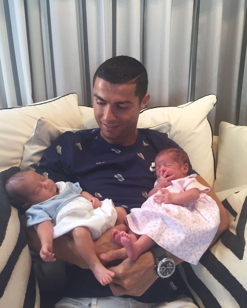 Cristiano Ronaldo presentó a sus mellizos el 29 de junio de 2017.