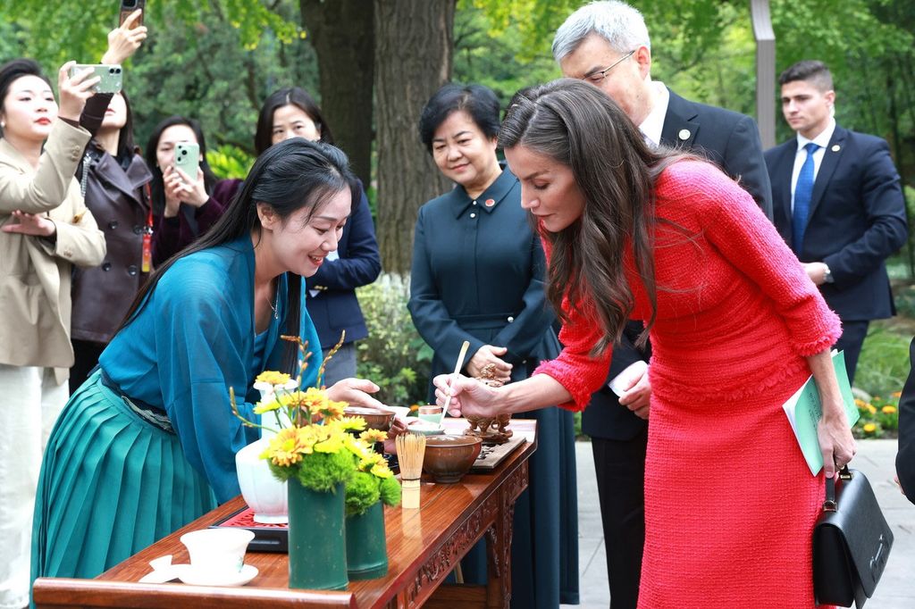 La reina Letizia participa de la ceremonia milenaria del té en China