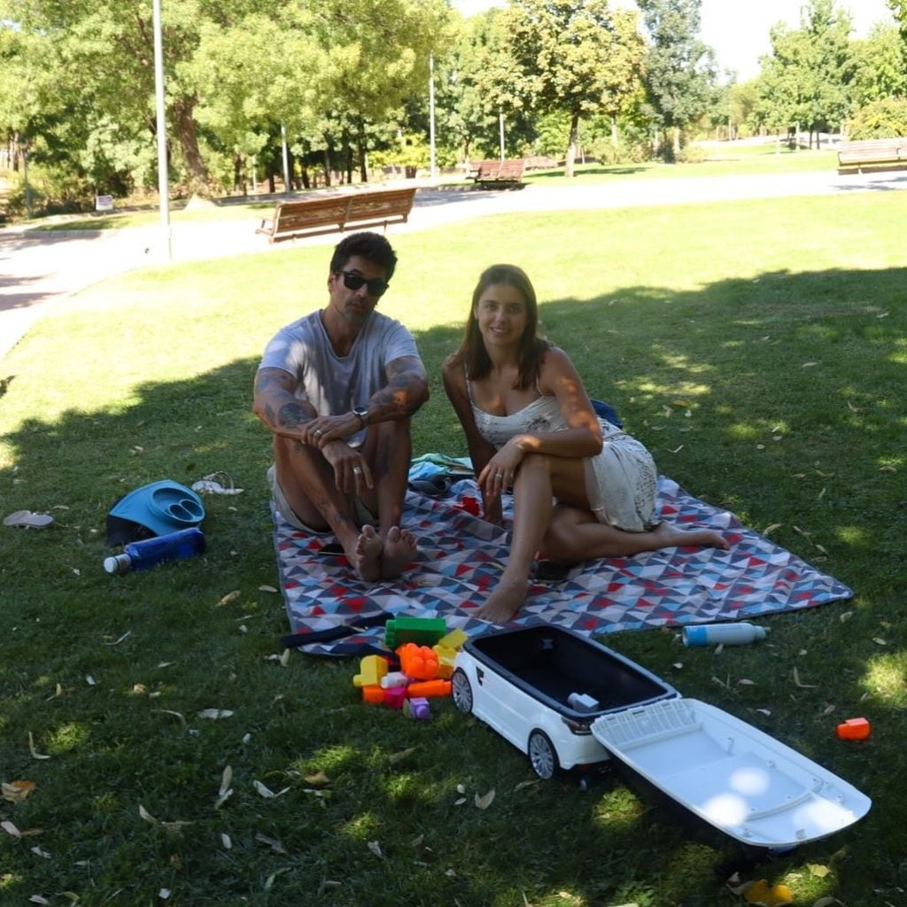 La pareja disfrutó de un picnic con sus hijos.