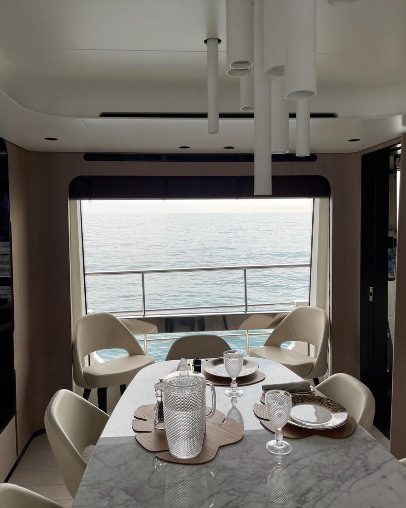Salón interior del yate de Cristiano y Georgina