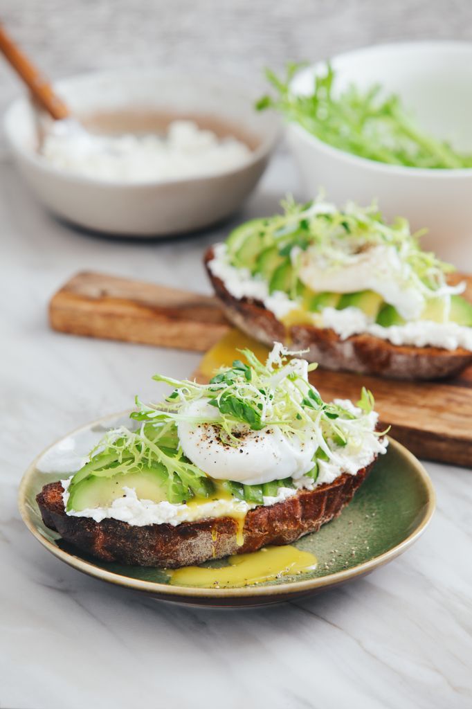tostada huevo aguacate