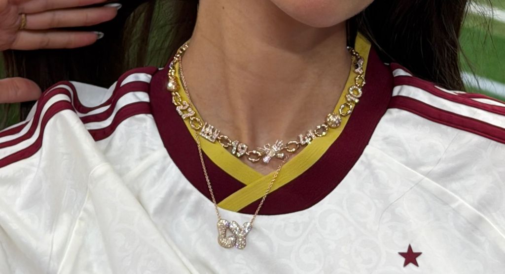 El lujoso collar de oro y diamantes con el que Inés García apoya a Lamine Yamal