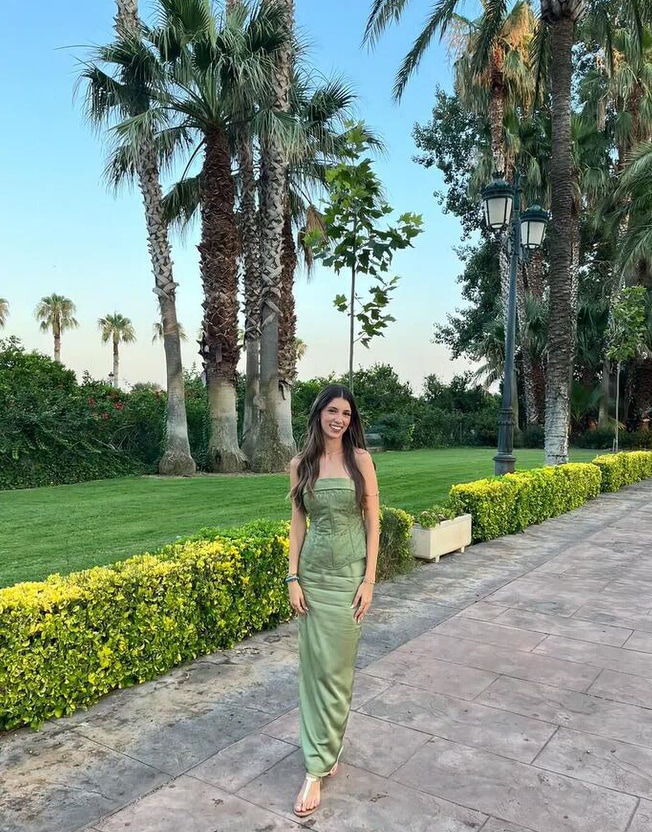 Look de invitada para una graduación en color verde