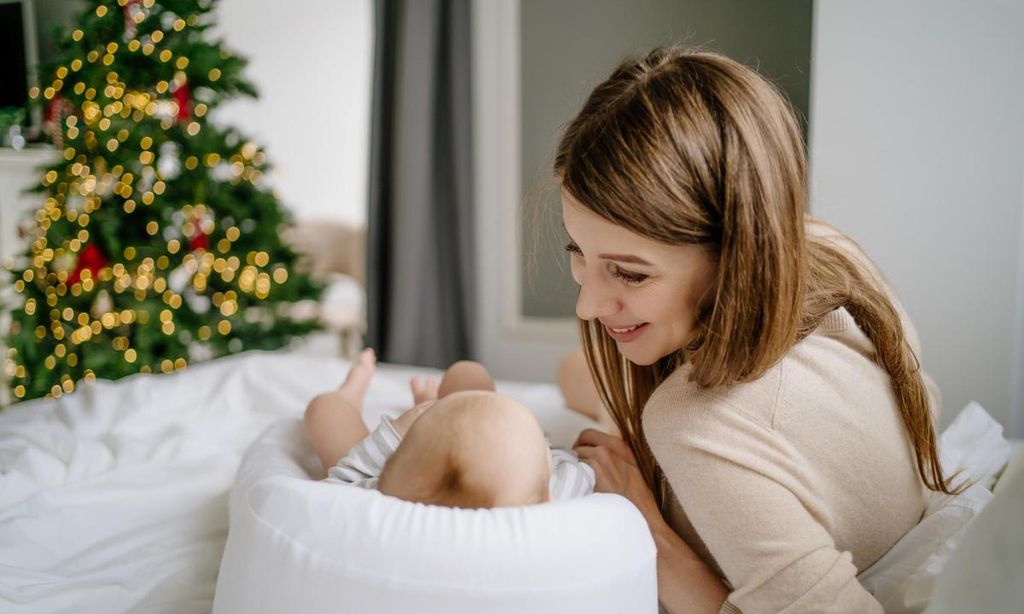 Recién nacido junto a su madre