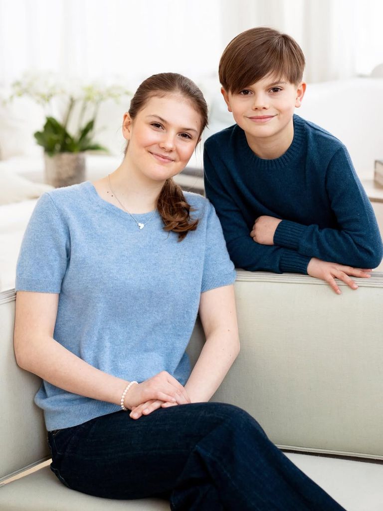 La Casa Real sueca ha compartido una nueva imagen con motivo del 14 cumpleaños de la princesa Estelle de Suecia, segunda en la línea sucesoria; junto a ella está su hermano, el príncipe Oscar