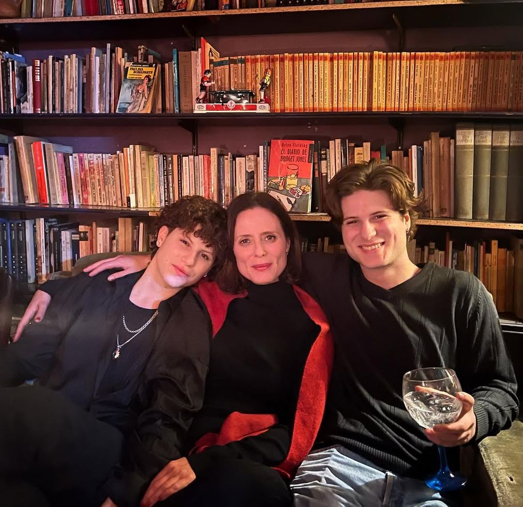 Aitana con sus hijos en una fiesta de cumpleaños
