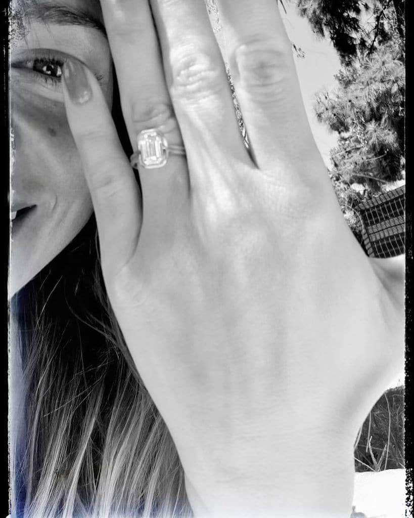 Emocionada, Stella lució su anillo de compromiso en una foto que su madre compartió