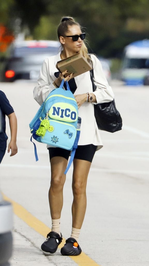 Anna Kournikova volvió a apostar por un cómodo look holgado.