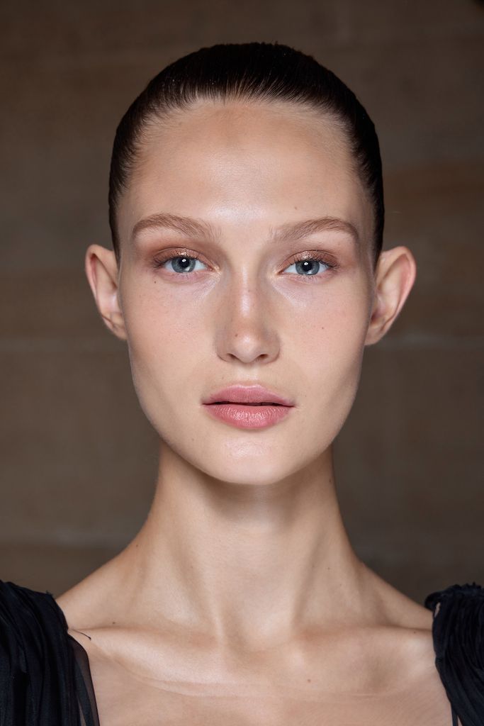 Primer plano de modelo en el backstage de Ashi