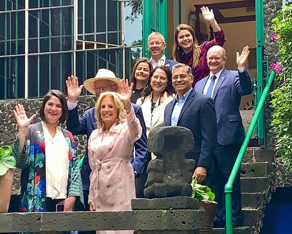 Jill Biden disfrutó del recorrido en la emblemática Casa Azul, también acompañada por la directora del museo. 