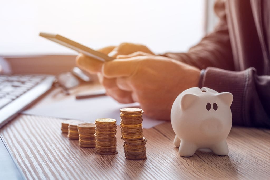 Una persona consulta sus finanzas
