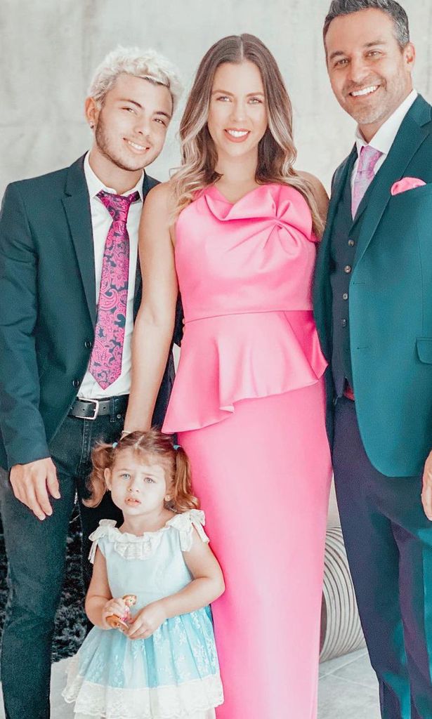la familia adkins al completo